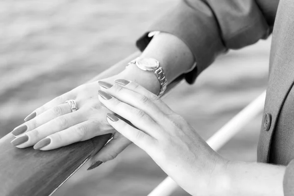 Elegantes manos femeninas con manicura roja — Foto de Stock