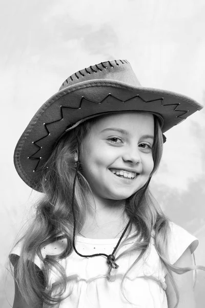 Linda menina na moda chapéu de cowboy tem rosto feliz — Fotografia de Stock