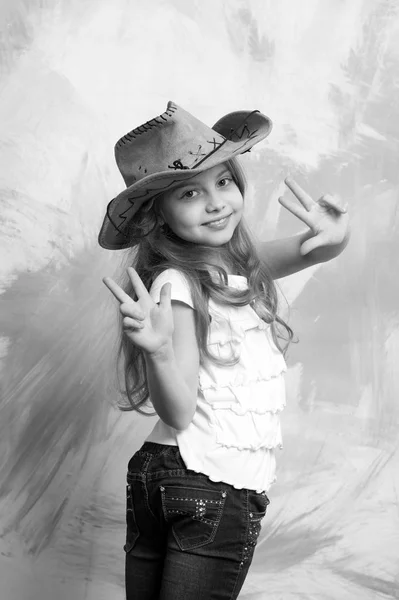 Criança feliz ou pequena menina sorridente em chapéu de cowboy — Fotografia de Stock