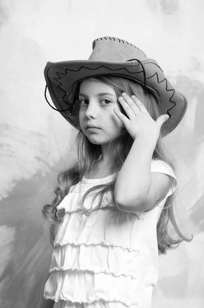 可爱的脸在西部牛仔帽的可爱小女孩 — 图库照片