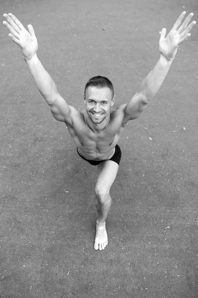 Adam Yoga pratik poz kavram eğitimi — Stok fotoğraf