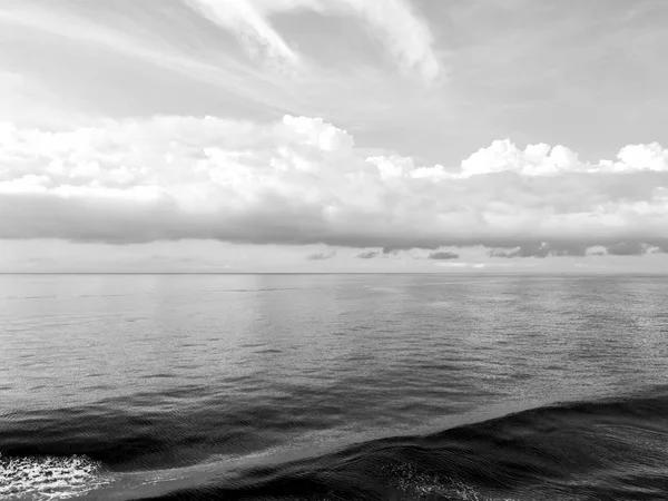아름 다운 바다 풍경 바다, 바다 물과 푸른 하늘 — 스톡 사진