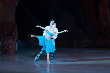 bale dansçıları Aleksandr Stoyanov ve Katerina Kukhar bale sırasında Corsar