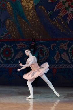 Bale dansçısı balerin bale sırasında Corsar