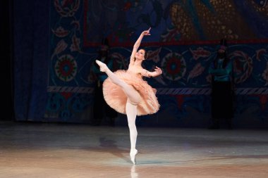 Bale dansçısı balerin bale sırasında Corsar