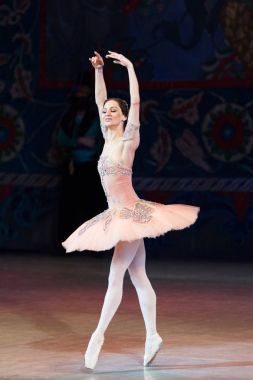 Bale dansçısı balerin bale sırasında Corsar