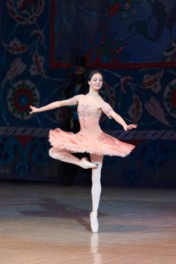 Bale dansçısı balerin bale sırasında Corsar