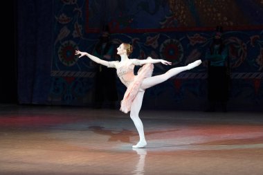 Bale dansçısı balerin bale sırasında Corsar