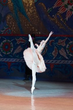 Bale dansçısı balerin bale sırasında Corsar