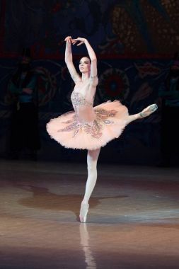 Bale dansçısı balerin bale sırasında Corsar