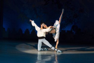 bale dansçıları Aleksandr Stoyanov ve Katerina Kukhar bale sırasında Corsar