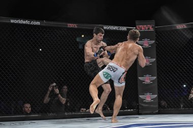 Şu yüzüğe MMA fighters mücadele