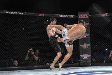 Şu yüzüğe MMA fighters mücadele