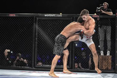 Şu yüzüğe MMA fighters mücadele