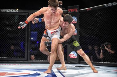 Şu yüzüğe MMA fighters mücadele
