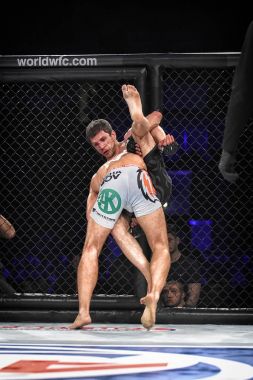 Şu yüzüğe MMA fighters mücadele