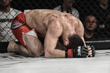 Şu yüzüğe MMA fighters mücadele