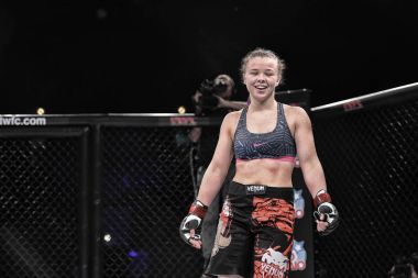 Şu yüzüğe MMA fighters mücadele