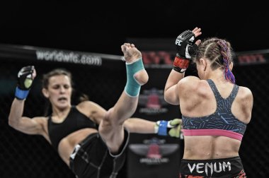 Şu yüzüğe MMA fighters mücadele