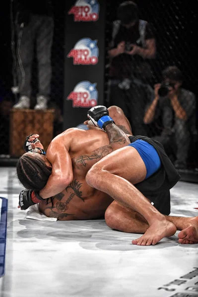 Şu yüzüğe MMA fighters mücadele