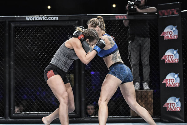 мма бойцы дерутся на ринге
