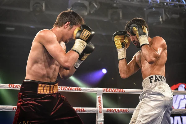 Boxeadores no identificados en el ring durante la lucha por los puntos de ranking — Foto de Stock