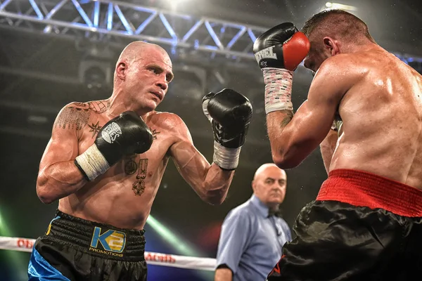 Boxeadores Ismael Garcia y Denys Berinchyk en el ring — Foto de Stock