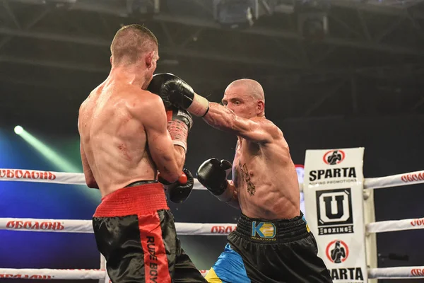 Boxer Ismael Garcia und Denys Berinchyk im Ring — Stockfoto