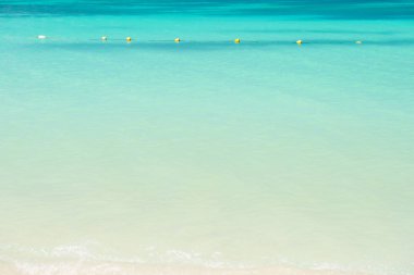 Deniz ya da okyanus Antigua turkuaz su ile. Cennet gibi güneşli gün deniz manzarası. Yaz tatili Karayip cenneti. Özgürlük, huzur kavramı.