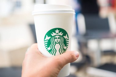 Hamburg, Almanya-Mayıs 31.2017: Starbucks kahve starbucks kafede uzun boylu bir. Starbucks dünyanın en büyük kahve evi 61 ülke içinde 20.000'den fazla mağaza ile mi.