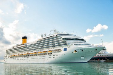 St. Johns, Antigua - 05 Mart 2016: okyanus gemisi yolcu gemisi Costa Magica liman içinde. Yaz tatil, seyahat, Yolculuk tutkusu. lüks