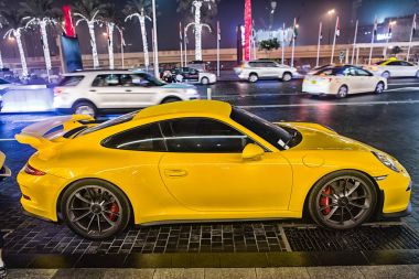 Dubai, Birleşik Arap Emirlikleri - 23 Aralık 2017: lüks Supercar Porsche 911 Carrera 4 Gts sarı renk Park Dubai Alışveriş Merkezi yanında. Lamborghini ünlü pahalı otomobil markası arabadır