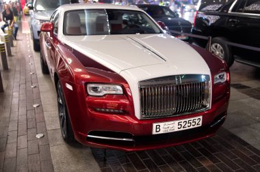 Dubai, Birleşik Arap Emirlikleri - 23 Aralık 2017: Dubai Alışveriş Merkezi'nin yanında lüks araç Rolls Royce Wraith. Rolls Royce ünlü pahalı lüks otomobil markası arabadır
