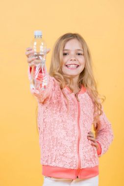 Su içme kavramı. Küçük kızların sağlığı için plastik şişede su içmek..