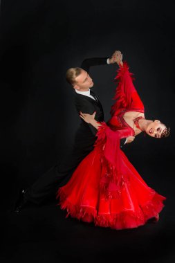 dans balo salonu kaç kırmızı elbise dans içinde izole üzerinde siyah arka plan poz. şehvetli profesyonel dansçılar