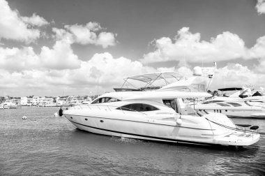 Lüks Yatlar Port Bay'de güneşli gün bulutlu La Romana, Dominik Cumhuriyeti mavi gökyüzünde üzerinde demirledi