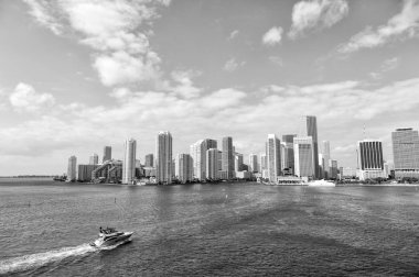Miami gökdelenler ile mavi bulutlu gökyüzü, tekne downtown Miami yanında yelken. Havadan görünümü