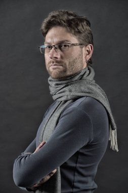 Adam eşarp ve kazak katlanmış ellerle. Görme düzeltme, göz bakımı, sağlık. Sakallı yüzündeki bardaklarda iş adamı. Vizyon, iş, gelecekteki kavramı. Moda, gözlük, Aksesuar, vintage filtre