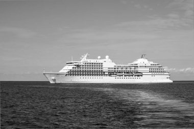 Büyük lüks cruise gemi veya deniz suyu ve bulutlu gökyüzü arka plan limana demirledi liner