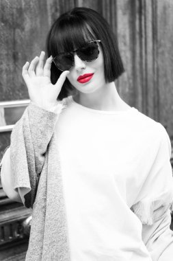 Güzellik ve vintage moda. Kadın şık kısa esmer saçlı ve kırmızı dudaklar. Göz ve retro tarzı. Paris moda model poz ahşap arka plan üzerinde. kız moda gözlük ve gömlek, Fransa.