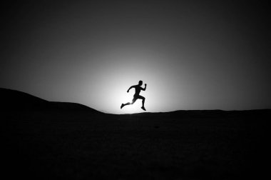 Adam dağ, spor ve Rekreasyon, geleceği ve başarı, insan ve doğa, hız ve sağlıklı yaşam günbatımı ateşli gökyüzü arka plan üzerinde çalışan siluet