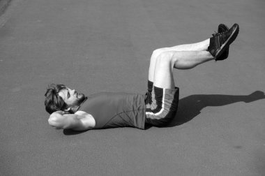 atletik sakallı adam veya kas vücut egzersizleri yapmak için seksi yakışıklı adamla egzersiz karın Stadı güneşli açık mavi spor içinde yaz aktivite ve spor, sağlıklı yaşam tarzı