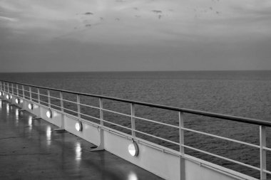 Okyanus görünümünden gemisi de akşam