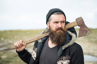 Oduncu balta ile ormanda.