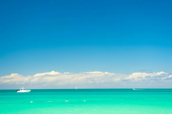 Playa Tropical Antigua Isla Caribe Agua Mar Océano Turquesa Cielo —  Fotos de Stock