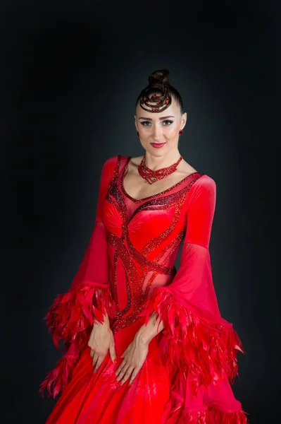 Kvinna Tävlingsdansare Röd Klänning Mörk Bakgrund Mode Skönhet Utseende Makeup — Stockfoto