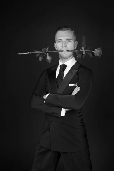 Standardtänzerin Mit Rose Mund Auf Dunklem Hintergrund Mann Anzug Mit — Stockfoto