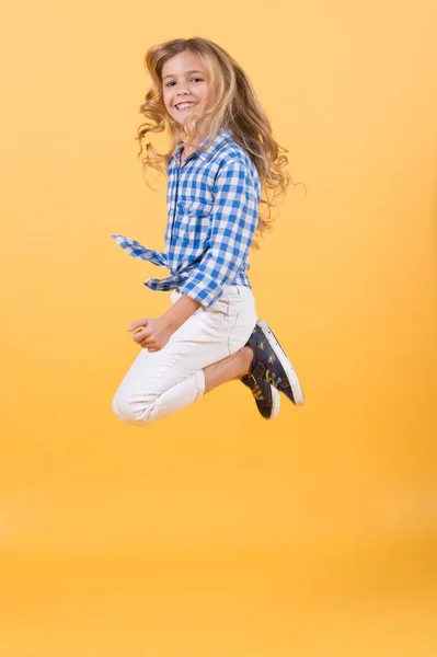 Kind Hüpft Mit Lächelndem Gesicht Mädchen Springen Auf Orangefarbenen Hintergrund — Stockfoto