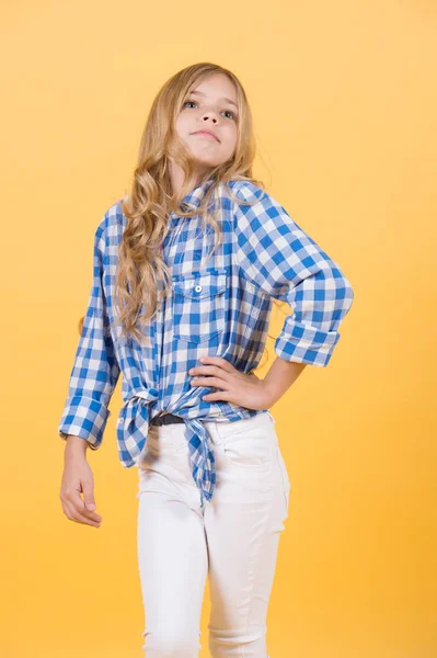 Jongen Poseren Met Lang Blond Haar Meisje Shirt Broek Oranje — Stockfoto