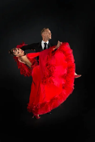 舞蹈舞厅情侣在红色礼服舞蹈姿势孤立的黑色背景 感官专业舞者 — 图库照片